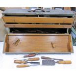 WOOD WORKING TOOL CHEST WITH 2 INTERIOR DRAWERS AND A SELECTION OF INTERESTING CHISELS,