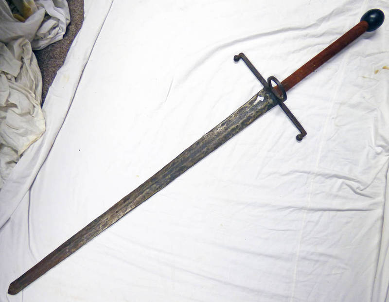 MID TO LATE 20TH CENTURY DECORATIVE SCOTTISH CLAYMORE WITH 111.