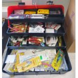 PLASTIC FISHING TACKLE BOX WITH A LARGE SELECTION OF LINES, SPINNERS,