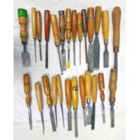 SELECTION OF VARIOUS WOOD WORKING CHISELS OF RANGING SIZES AND SHAPES TO INCLUDE MAKERS SUCH AS A