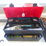 ONE BLACK AND RED PLASTIC TACKLE BOX WITH CONTENTS OF MANY DIFFERENT TYPES OF FISHING LURES AND