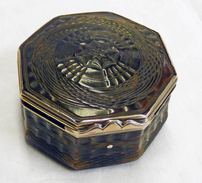 19TH CENTURY OCTAGONAL WHITE METAL AND TORTOISESHELL BOX WITH CARVED DECORATION 4 CM TALL