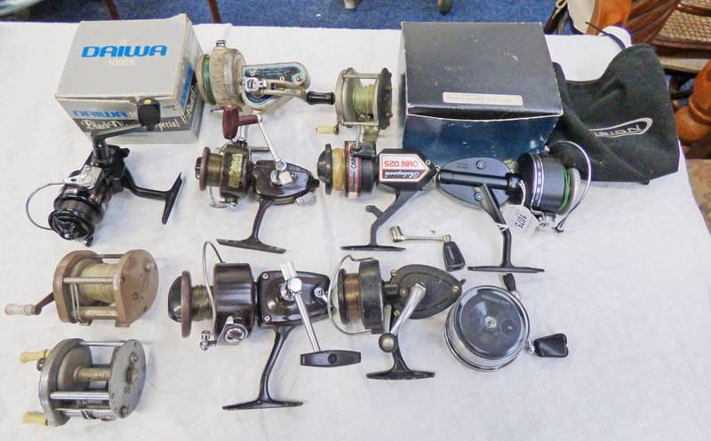 TEN MIXED REELS TO INCLUDE A BOXED DAIWA 1000 X SPINNING REEL, MITCHELL 301 REEL, MULTIPLYING REEL,