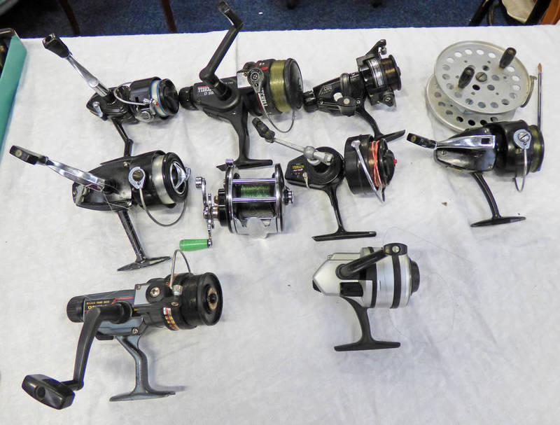 TEN MIXED FISHING REELS INCLUDING SPINNING REELS, PENN NO.