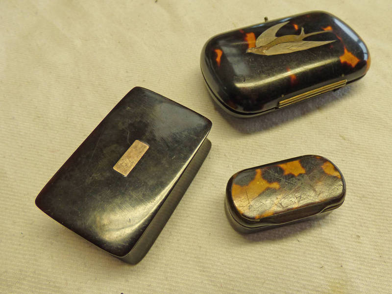 2 19TH CENTURY HORN SNUFF BOXES AND TORTOISE SHELL PURSE WITH SWALLOW DECORATION