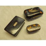 2 19TH CENTURY HORN SNUFF BOXES AND TORTOISE SHELL PURSE WITH SWALLOW DECORATION