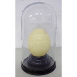 19TH CENTURY GLASS DOME ON STAND WITH OSTRICH EGG 32 CM TALL