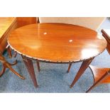 EARLY 20TH CENTURY MAHOGANY OVAL TABLE ON REEDED SUPPORTS
