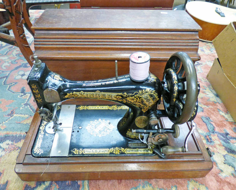 SINGER SEWING MACHINE WITH CASE ' R782384'