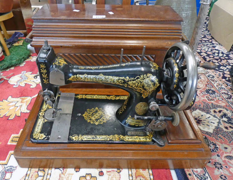 SINGER SEWING MACHINE WITH CASE 'P321460'