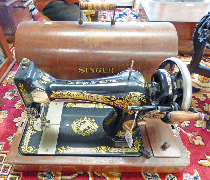SINGER SEWING MACHINE 'Y645151' WITH CASE