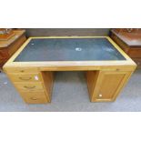 OAK ARTS & CRAFTS STYLE KNEEHOLE DESK