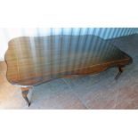 20TH CENTURY INLAID MAHOGANY COFFEE TABLE WITH SHAPED TOP & SUPPORTS