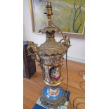 19TH CENTURY SEVRES PORCELAIN STYLE TABLE LAMP WITH FLORAL PANELS & GILT METAL MOUNTS - 60CM TALL
