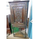 18TH OR 19TH CENTURY OAK CORNER CABINET WITH CARVED DECORATION ON TURNED SUPPORTS.