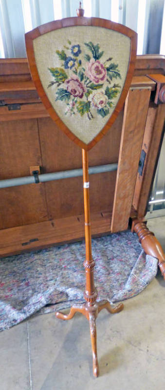 19TH CENTURY MAHOGANY POLE SCREEN WITH TAPESTRY PANEL