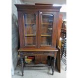 EARLY 20TH CENTURY MAHOGANY BOOKCASE WITH 2 GLAZED DOORS OVER DRAWER ON TURNED SUPPORTS