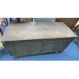 18TH CENTURY OAK COFFER WITH LIFT UP LID & CARVED DECORATION.