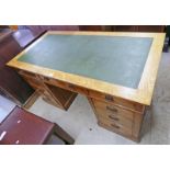 OAK KNEEHOLE DESK WITH CENTRALLY SET DRAWER FLANKED BY 2 COLUMNS OF DRAWERS - LENGTH 138CM