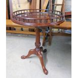 MAHOGANY CIRCULAR TABLE WITH GALLERIED TOP AND REEDED COLUMN