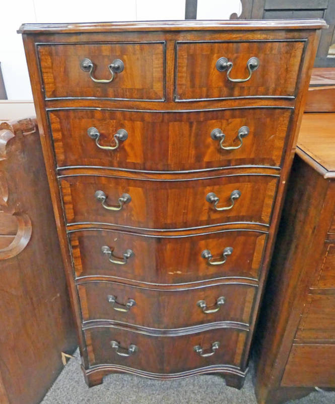 EARLY 20TH CENTURY MAHOGANY CHEST OF DRAWERS WITH 2 SHORT OVER 5 LONG DRAWERS & SHAPED FRONT