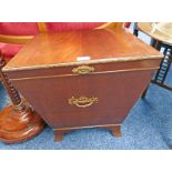 19TH CENTURY MAHOGANY WINE COOLER WITH GILT METAL MOUNTS