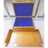 20TH CENTURY PINE CASE WITH BRASS HANDLE AND FITTED BLUE CLOTH INTERIOR AND A MAHOGANY TRAY - 2 -