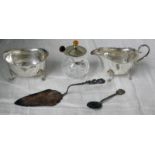 VARIOUS SILVER PLATED WARE TO INCLUDE SAUCE BOAT, CUT GLASS JAR,