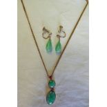 PAIR OF GREEN EAR PENDANTS IN SETTING MARKED 375 & GREEN HARDSTONE PENDANT IN 9CT GOLD SETTING ON