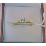 18CT GOLD DIAMOND SOLITAIRE RING. THE DIAMOND OF APPROXIMATELY 0.