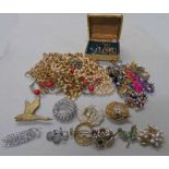 SELECTION OF VARIOUS COSTUME JEWELLERY TO INCLUDE CHAINS, EARRINGS,