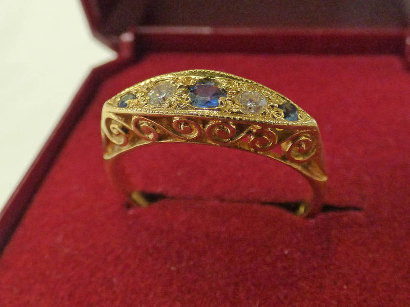 18CT GOLD DIAMOND & SAPPHIRE SET 5 STONE RING