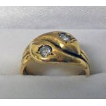 18CT GOLD 2 STONE SNAKE HEAD DECORATED RING Condition Report: Weight: 7.5g.