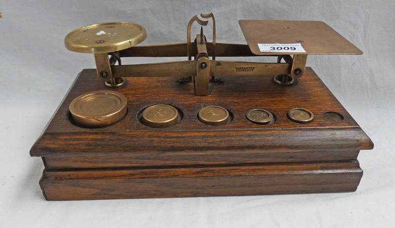 SET OF EARLY 20TH CENTURY OAK AND BRASS SCALES AND WEIGHTS