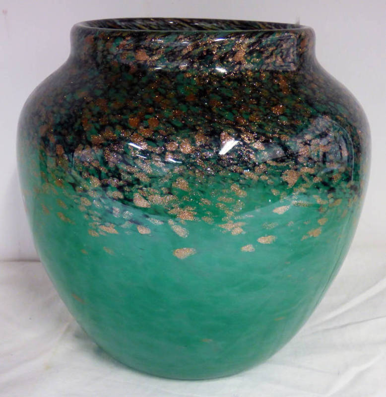 MONART GREEN & BLACK GLASS VASE WITH AVENTURINE DECORATION - 19 CM TALL