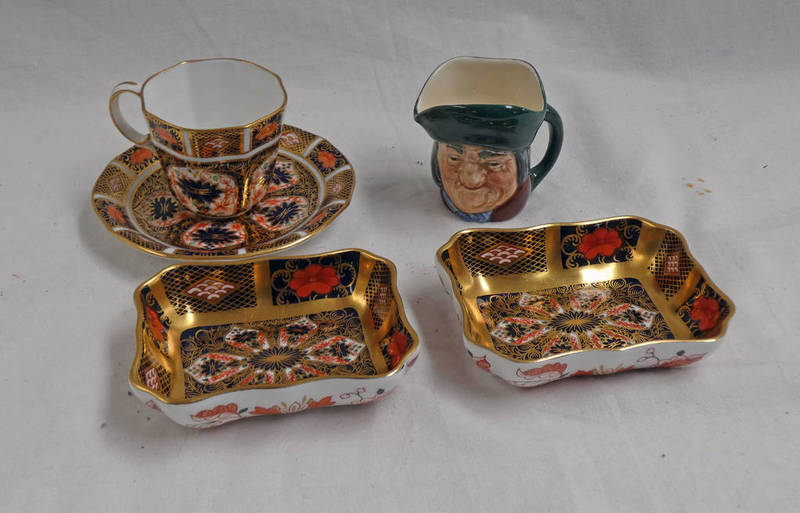 PAIR OF ROYAL CROWN DERBY IMARI PATTERN DISHES,