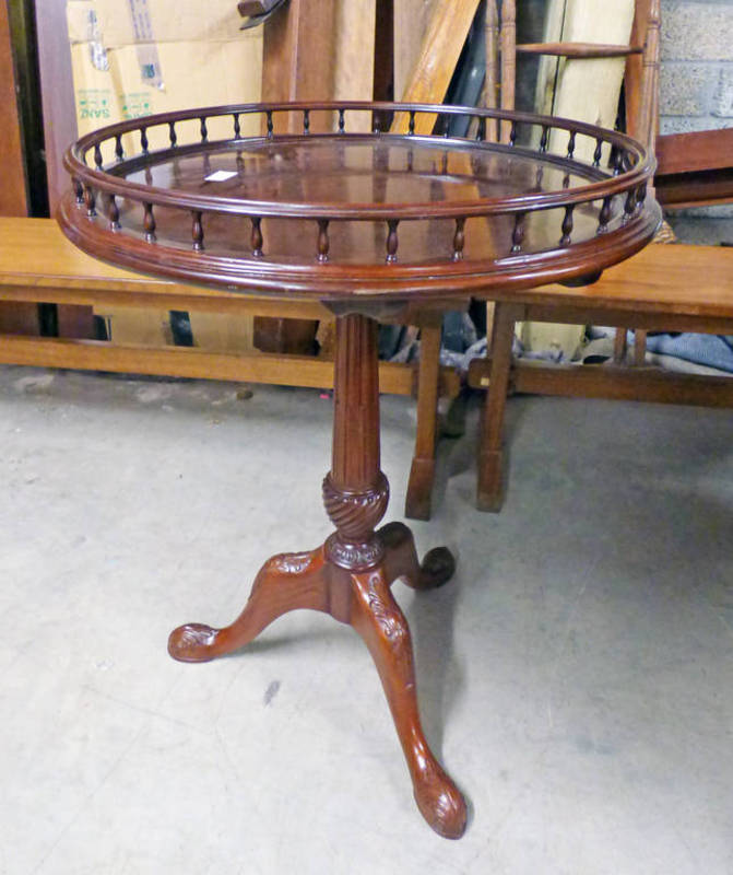 MAHOGANY CIRCULAR TABLE WITH GALLERIED TOP AND REEDED COLUMN