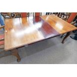 LATE 19TH CENTURY MAHOGANY WIND OUT DINING TABLE WITH 1 LEAF & QUEEN ANNE SUPPORTS - LENGTH 196CM