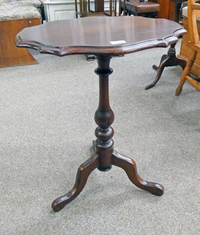 OVAL OAK TOPPED TABLE ON CENTRE PEDESTAL WITH 3 SPREADING SUPPORTS.