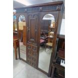 EARLY 20TH CENTURY OAK MIRROR DOOR WARDROBE WITH CENTRALLY SET DOOR OVER 4 DRAWERS WITH MIRROR DOOR