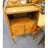 EARLY 20TH CENTURY WALNUT TRAY TOP BEDSIDE CABINET WITH 2 PANEL DOORS AND QUEEN ANNE SUPPORTS