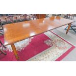 20TH CENTURY MAHOGANY EXTENDING DINING TABLE ON TURNED SUPPORTS WITH 2 EXTRA LEAVES 285 CM LONG