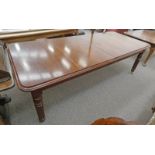 19TH CENTURY STYLE MAHOGANY PULL-OUT DINING TABLE ON REEDED SUPPORTS 307CM LONG EXTENDED