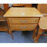 EARLY 20TH CENTURY OAK BEDSIDE CHEST OF 2 DRAWERS ON CABRIOLE SUPPORTS
