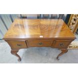 20TH CENTURY MAHOGANY DESK WITH 3 DRAWERS ON SHAPED SUPPORTS 92CM