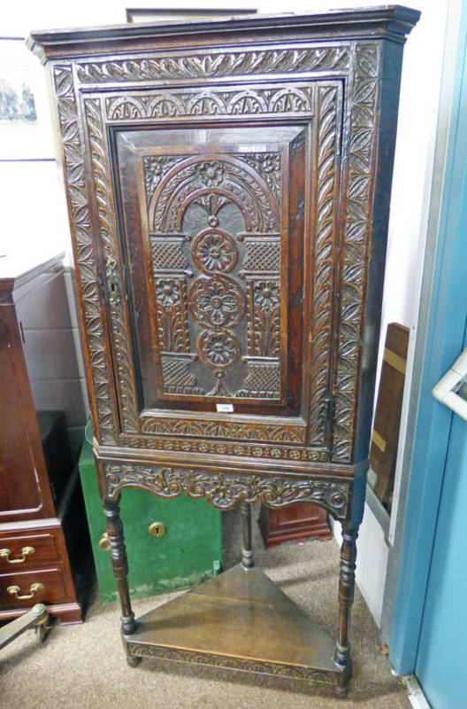 18TH OR 19TH CENTURY OAK CORNER CABINET WITH CARVED DECORATION ON TURNED SUPPORTS.