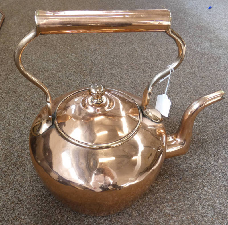 LARGE 19TH CENTURY COPPER KETTLE 38CM TALL Condition Report: Two large bents to body.