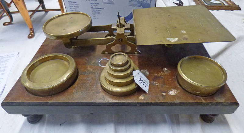 EARLY 20TH CENTURY MAHOGANY AND BRASS POSTAL SCALES WITH BRASS WEIGHTS