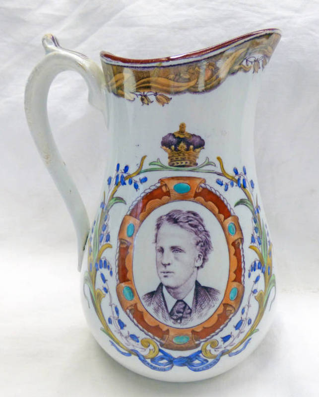 19TH CENTURY BELLS SCOTTISH POTTERY JUG DEPICTING PRINCESS LOUISE & THE MARQUIS OF LORNE - 20CM