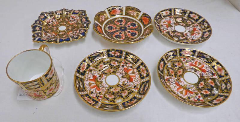 SELECTION OF ROYAL CROWN DERBY PORCELAIN WITH IMARI PATTERN INCLUDING SAUCERS,